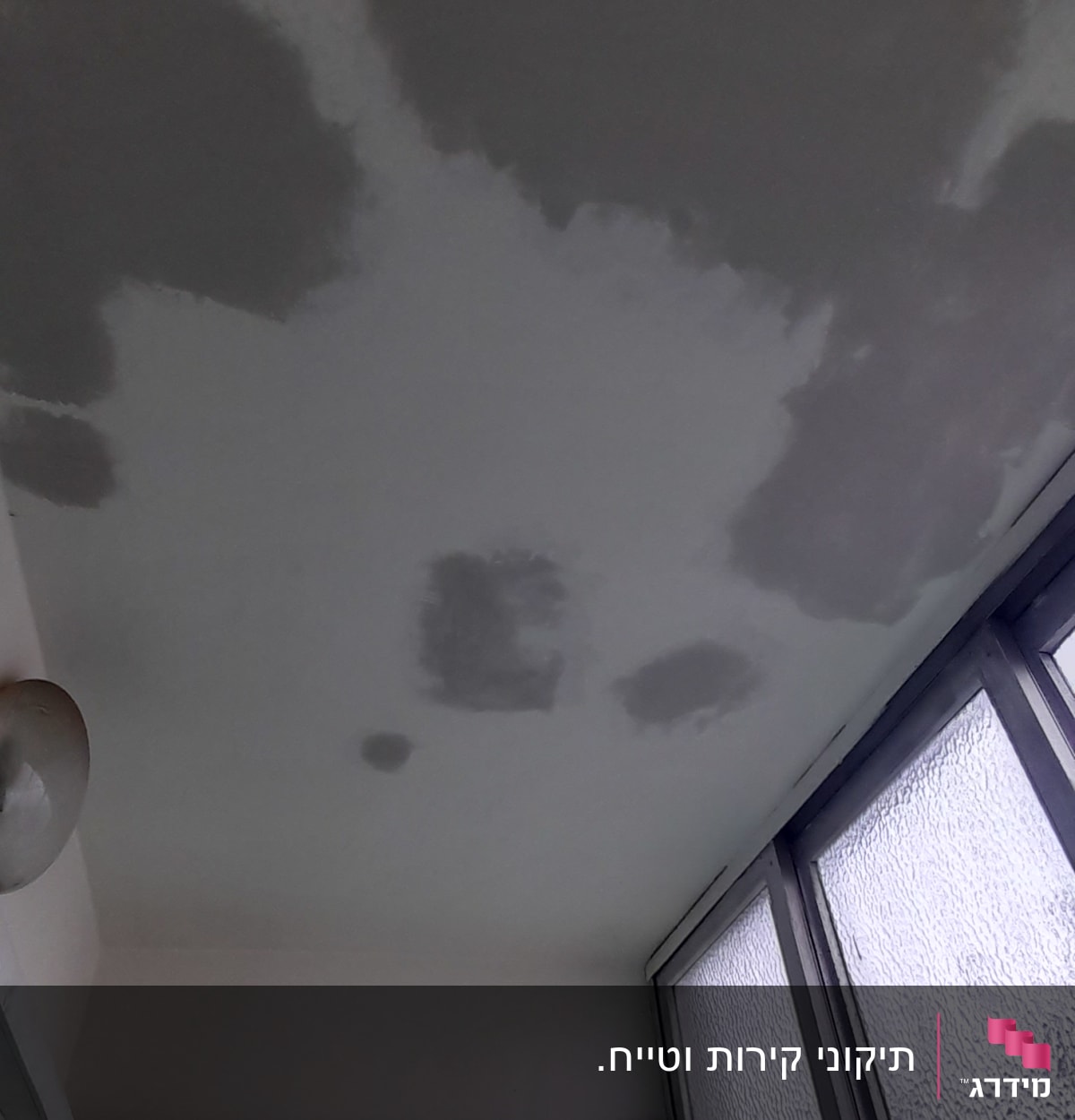 תיקוני צבע על תקרת גבס עם כתמים אפורים